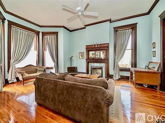 5th image of 182 W 5th St