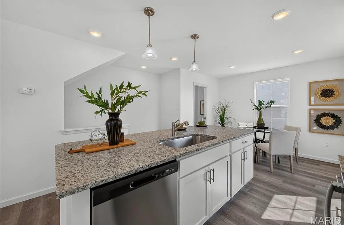 2 bed, 1.5 bath, 1100 sqft, $2,000 — Photo 2