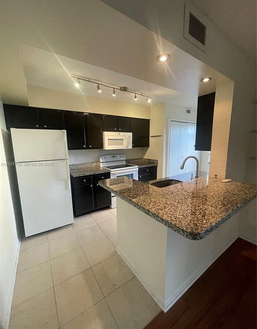 Lakeview Club Condo — Photo 1
