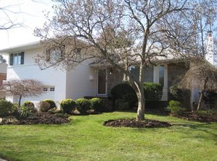 25 Roxton Rd, Plainview, NY 11803