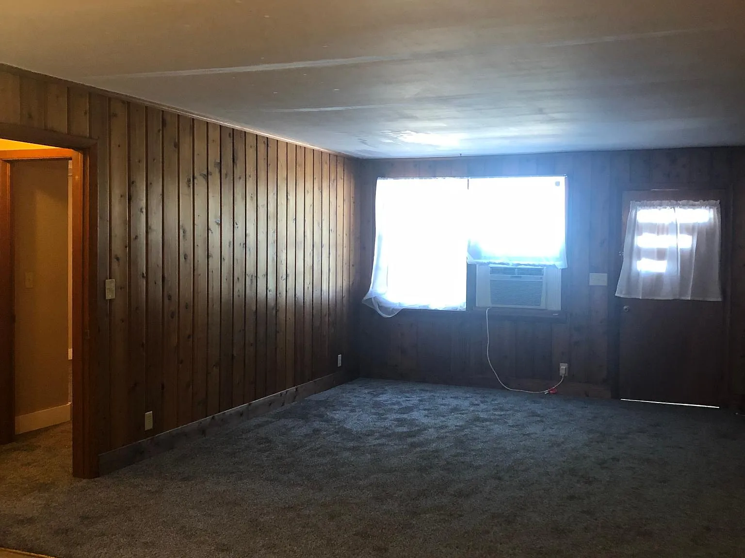 213 E Walnut St — Photo 4
