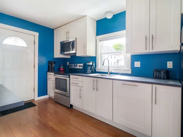 12 Cross St, Pepperell, MA 01463