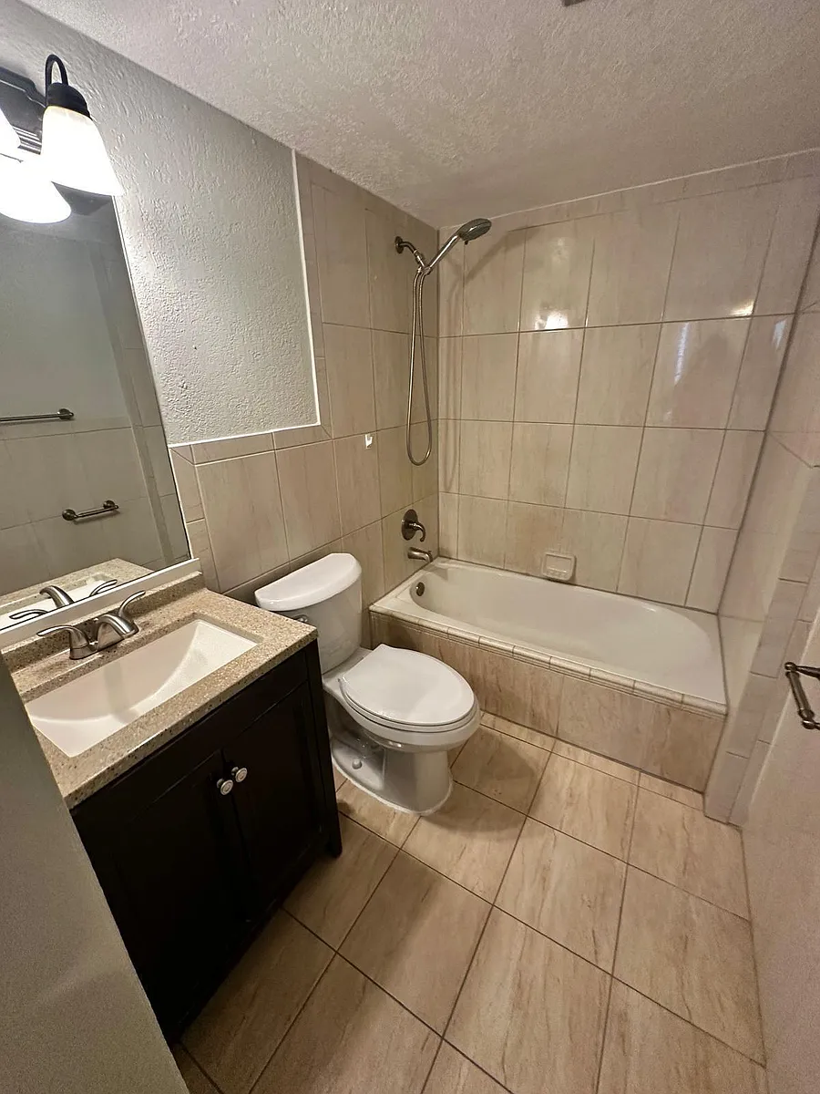 Building Photo - 4158 Inverrary Dr #202