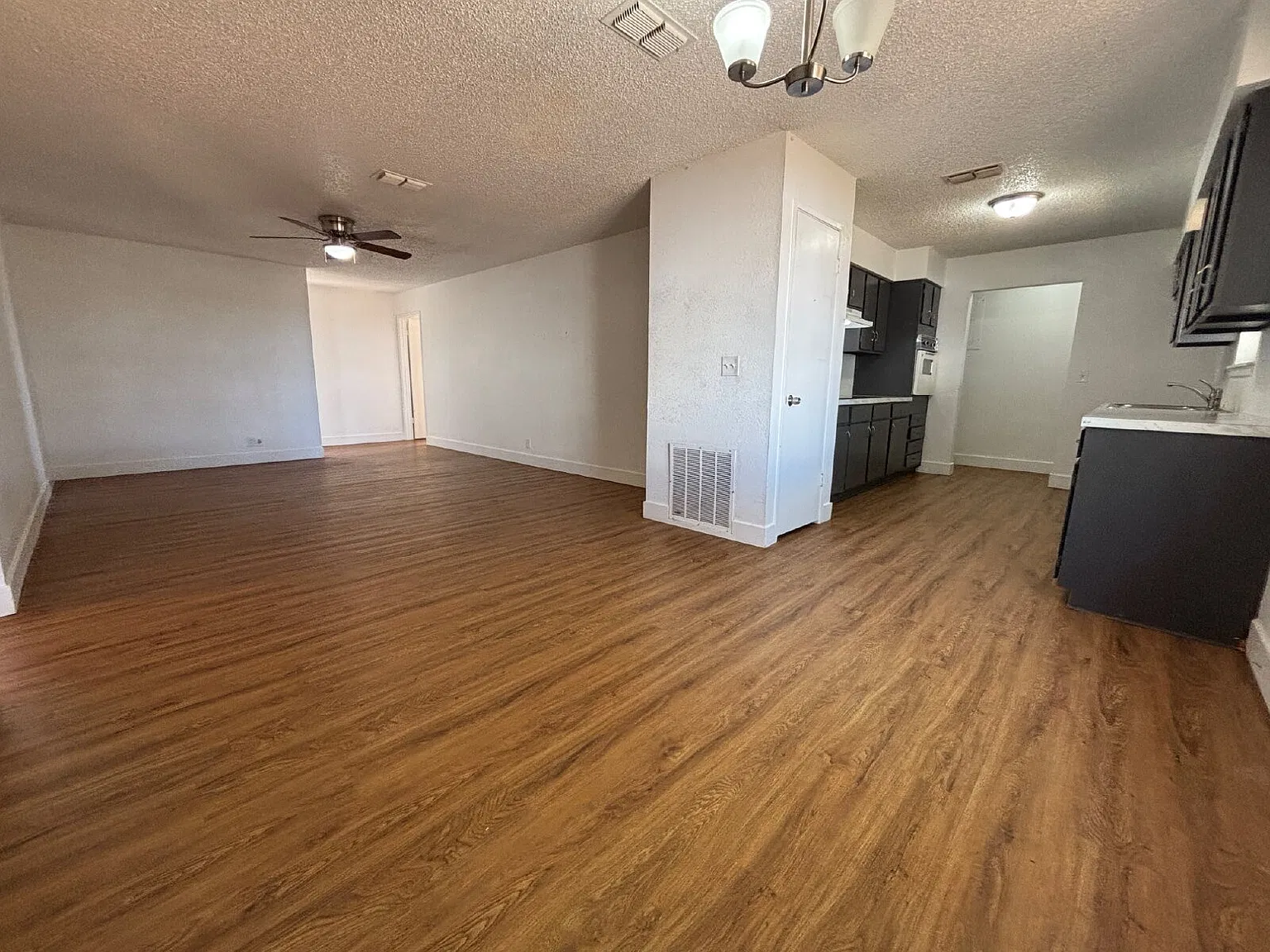 3 bed, 2.0 bath, 1312 sqft, $1,400 — Photo 3