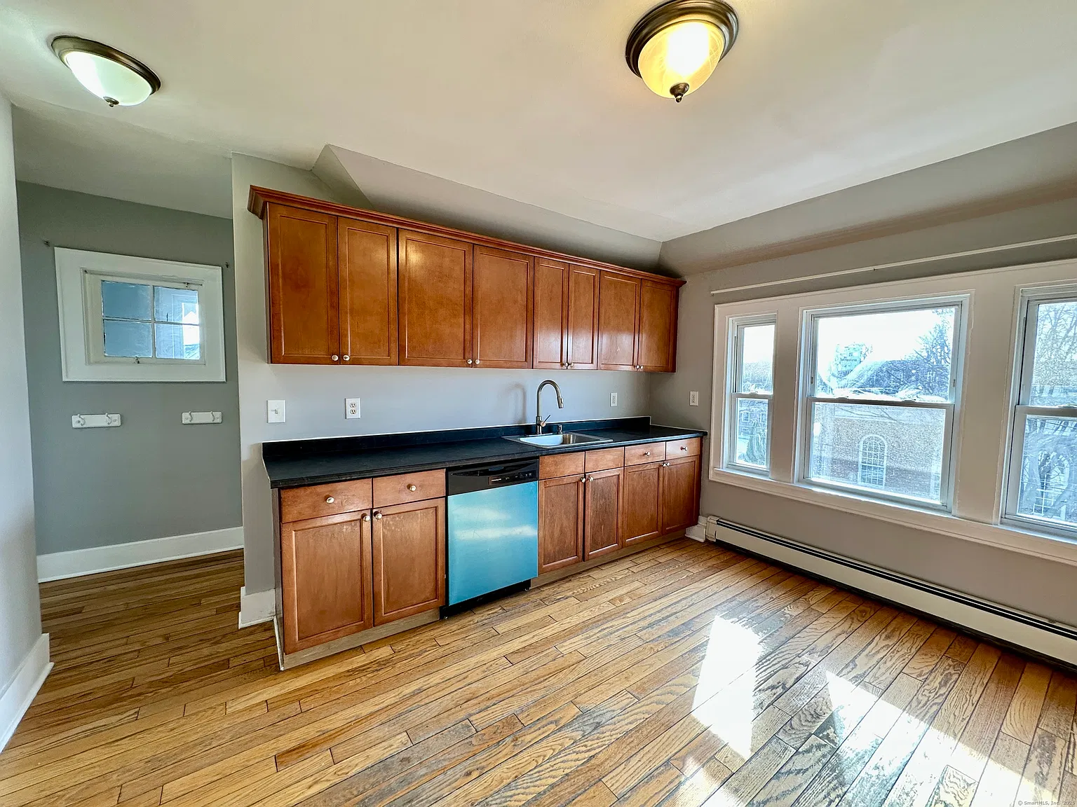 2 bed, 1.5 bath, 1500 sqft, $2,300 — Photo 2