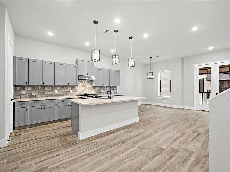 230 W 28th St #A — Photo 10