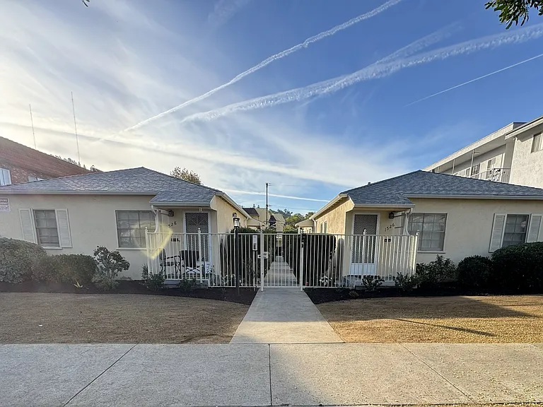 1526 Dixon St — Photo 1