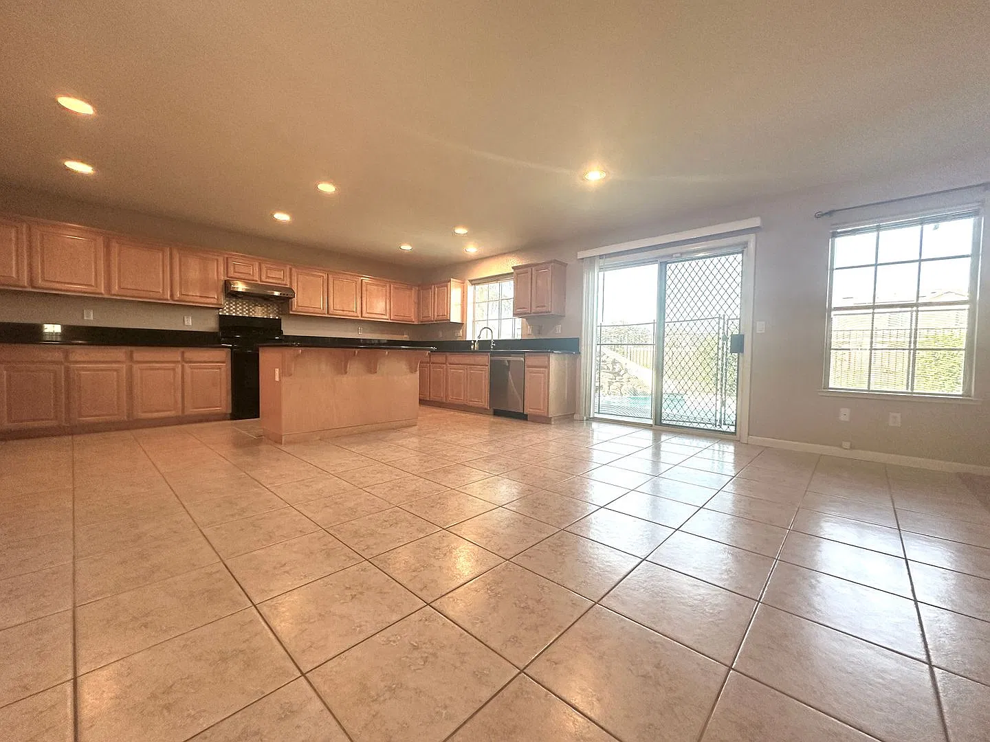 Beautiful 4 Bed, 2.5 Bath in Brentwood — Photo 4