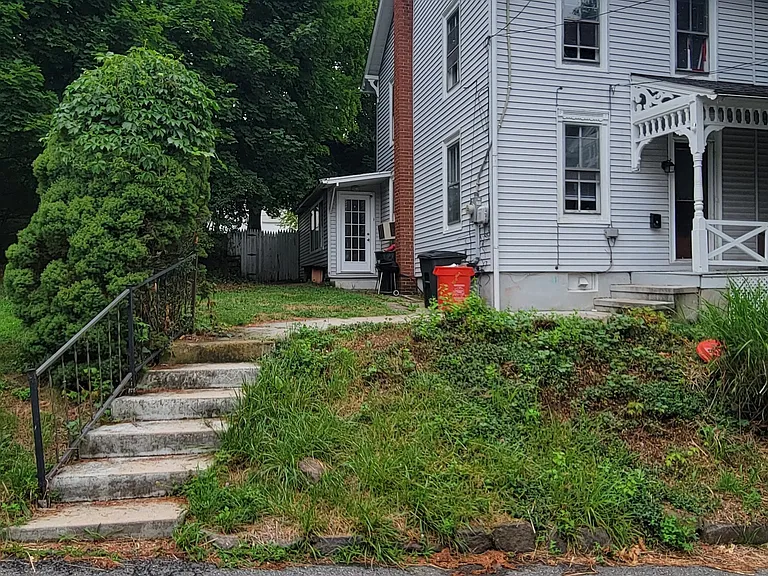 23 Dewey St — Photo 4