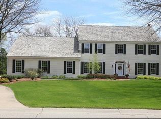 10200 N Kenilworth Cir, Mequon, WI 53092