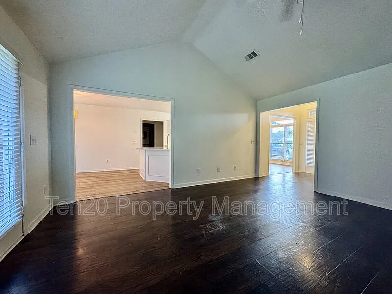 4 bed, 2.0 bath, 1995 sqft, $2,100 — Photo 3