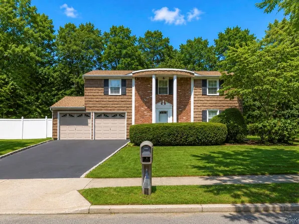 25 Hewes St, Port Jefferson Station, NY 11776