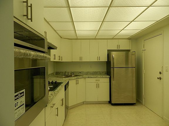 4th image of 3233 NE 34th St APT 1401