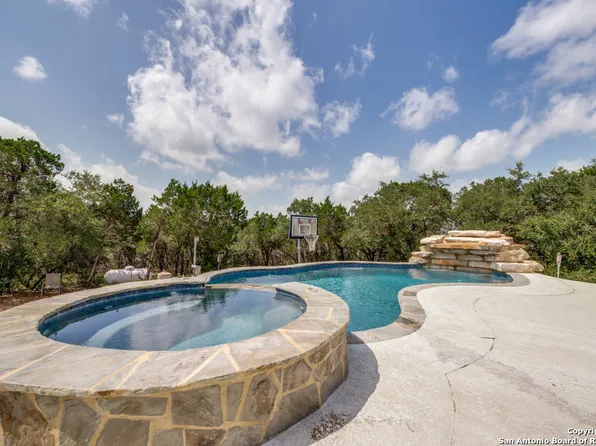 318 Private Road 1712, Mico, TX 78056