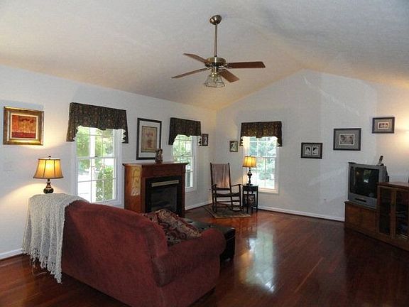 4th image of 294 Magnolia Ct