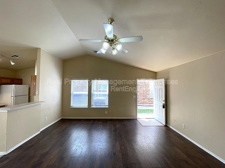 1915 Leeds Ln — Photo 3