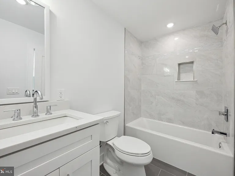 1350 N Front St #203 — Photo 4