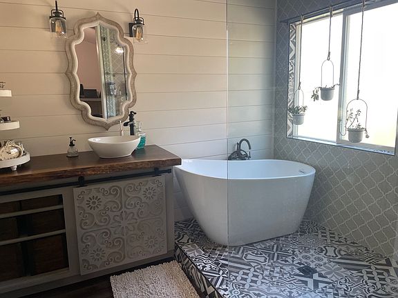 3rd image of 6 Pebble Trail Ct