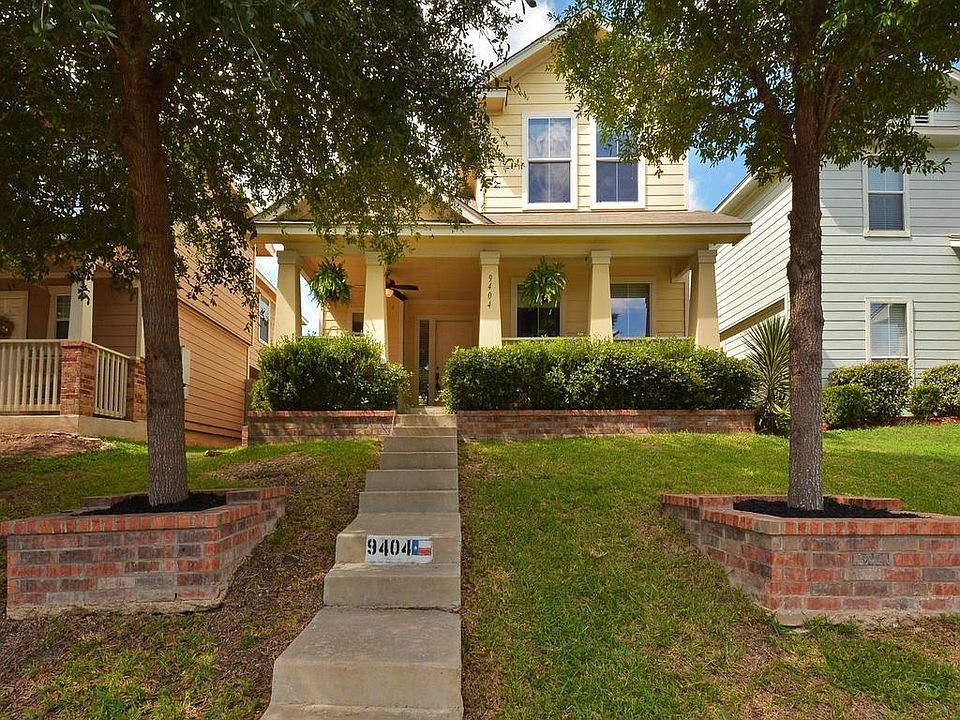 House in the lovely Crossing at Onion Creek community with easy access to green spaces!