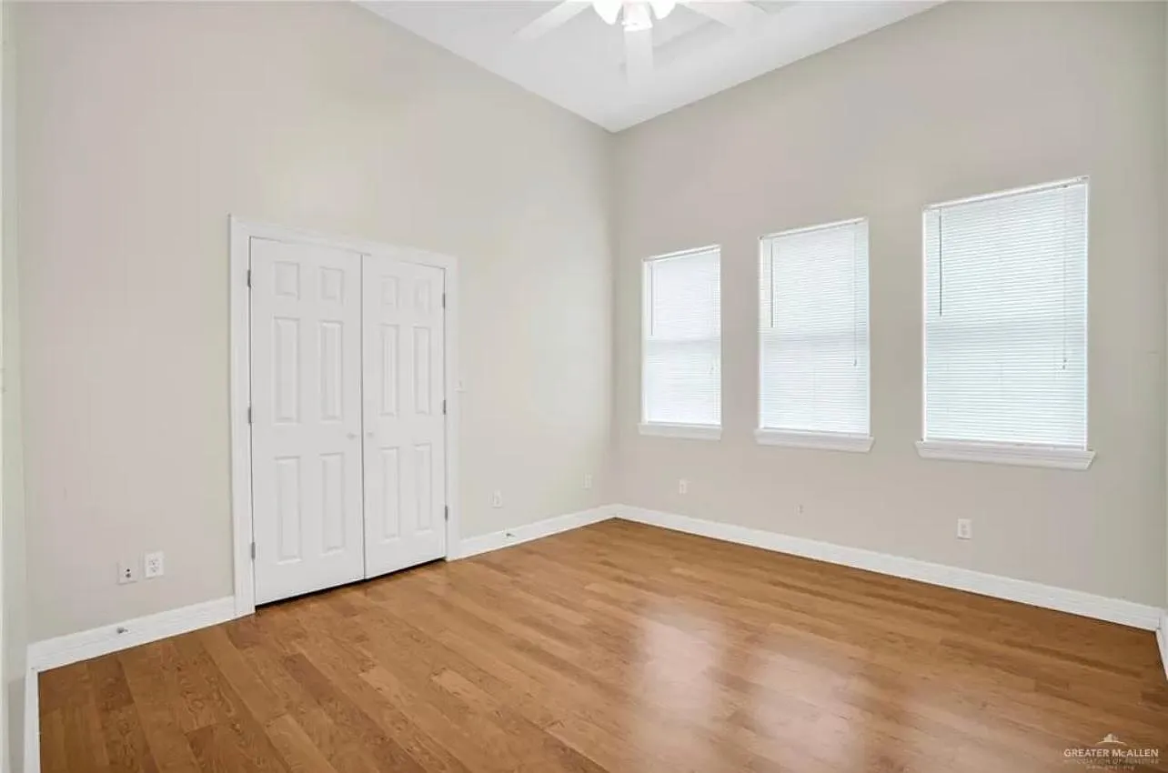 3 bed, 2275 sqft, $2,400 — Photo 2