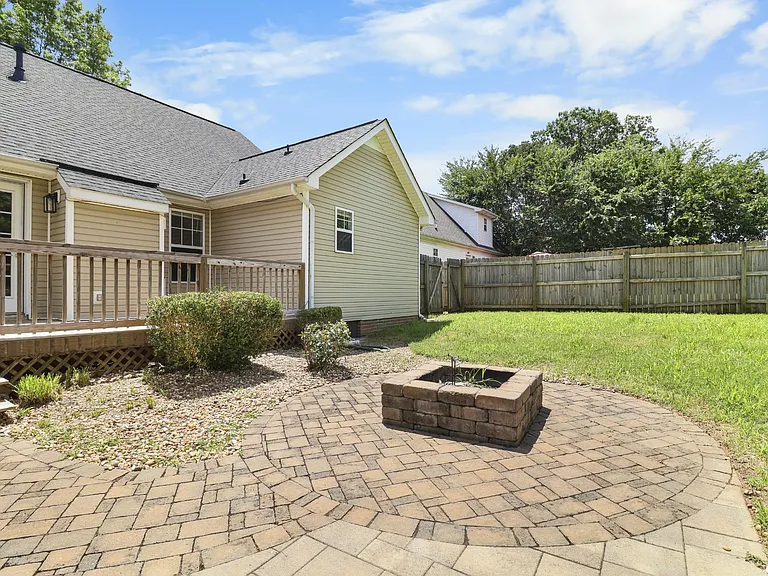 1644 Cedar Springs Cir — Photo 24