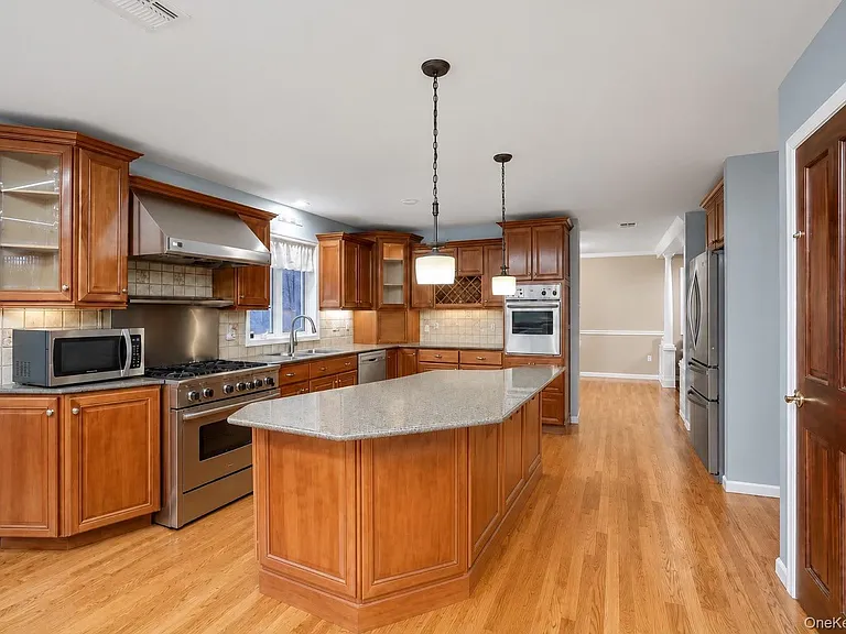 25 Round Hill Rd — Photo 16