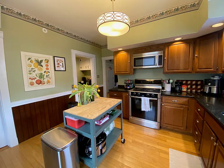 Kitchen (12' x 13.5')
