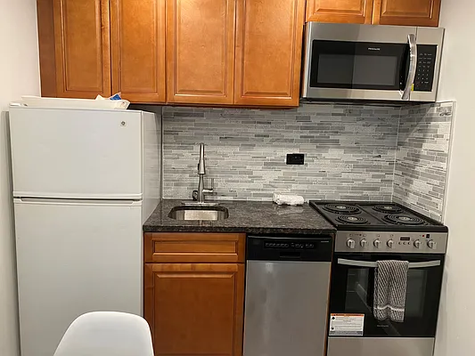 Rented by Manhattan Management Group | media 32