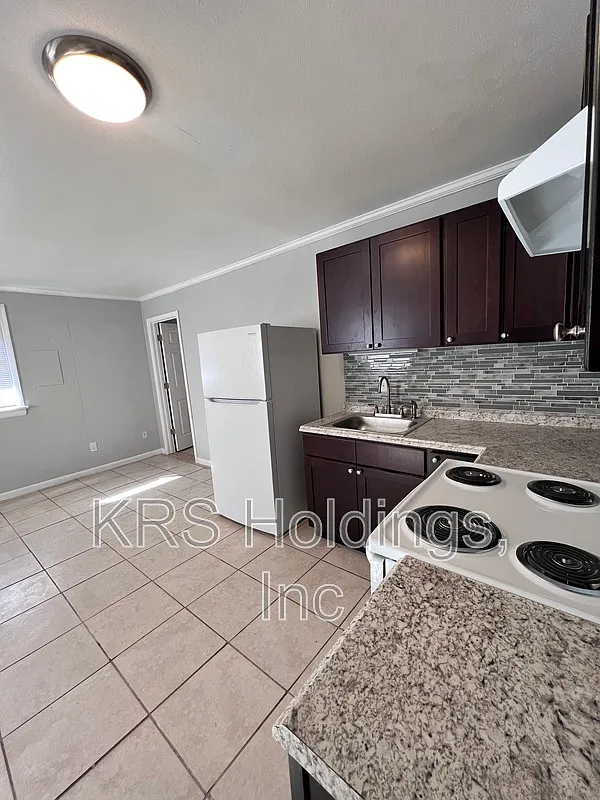 1 bed, 1.0 bath, 689 sqft, $1,295 — Photo 1
