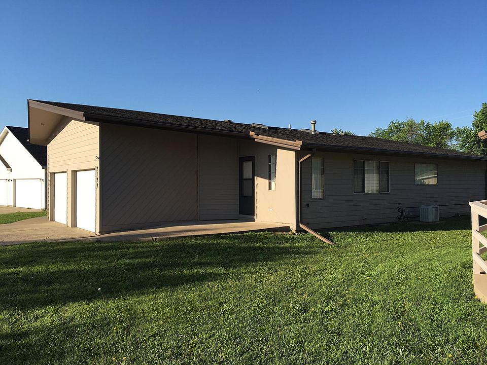 2nd image of 2122 Oxford Dr