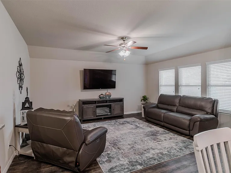 562 Jamestown Ln — Photo 17