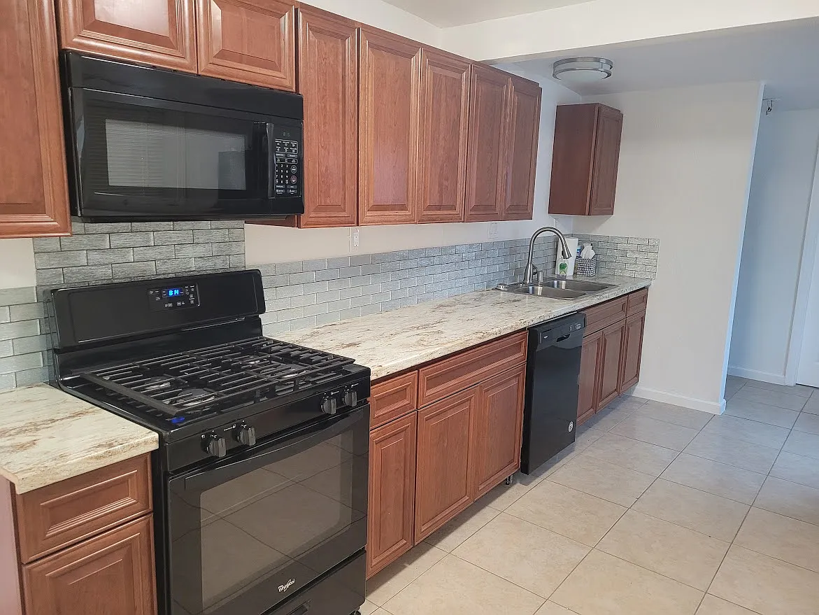 3 bed, 1211 sqft, $3,300 — Photo 4