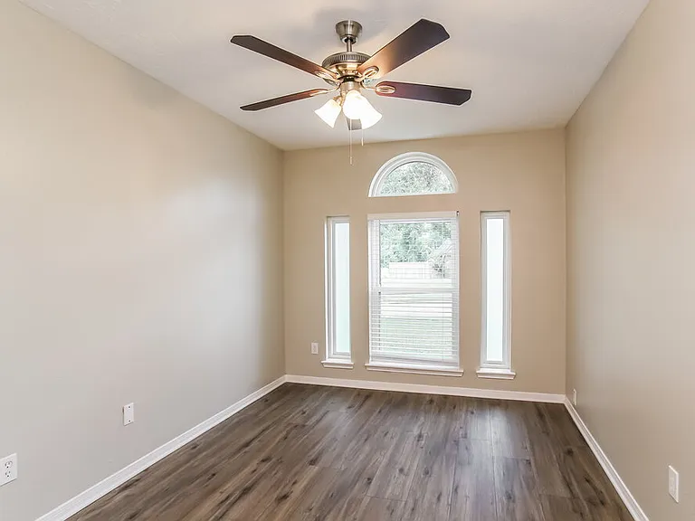 302 Dunford Ct — Photo 13