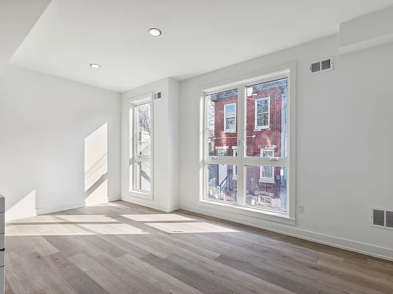 2550 Hope St — Photo 4