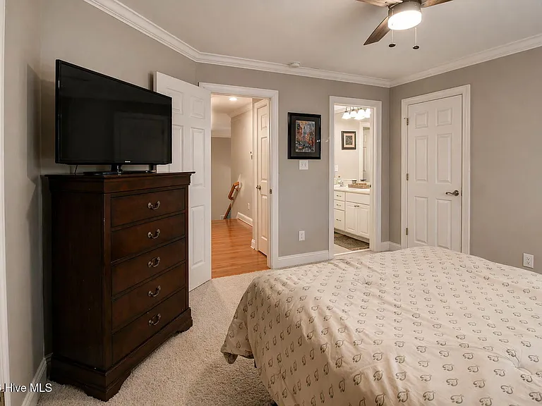 305 Holly Ln — Photo 46