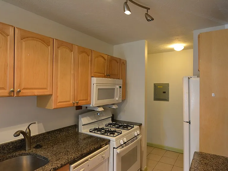 36 Shrewsbury Green Dr #E — Photo 3