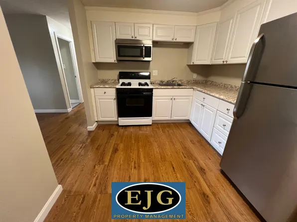 3 Lancelot Ct APT 8, Salem, NH 03079