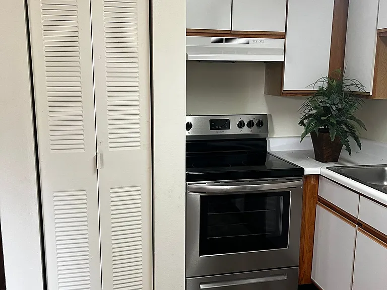 Canterbury Place Apartments — Photo 24