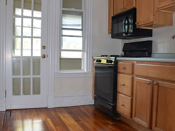 Kitchen - Gas Stove, Fridge, Dishwasher, Microwave