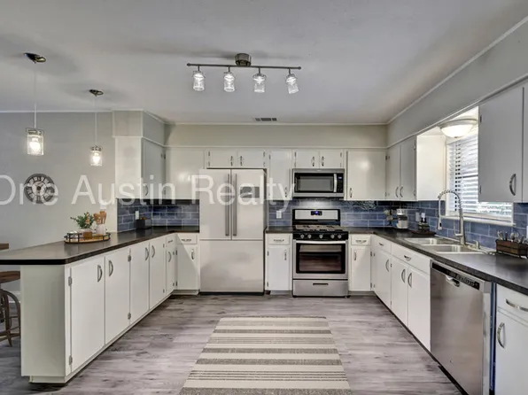 404 Sams St, Taylor, TX 76574