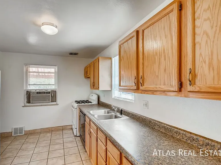 2714 N Grove St — Photo 12