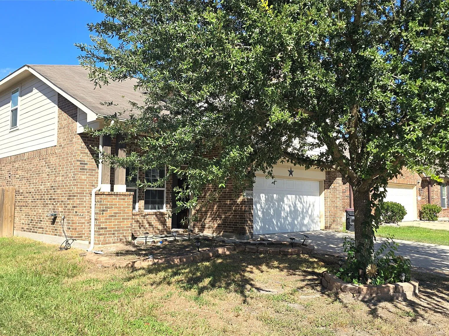 4 bed, 2.5 bath, 2806 sqft, $2,300 — Photo 2