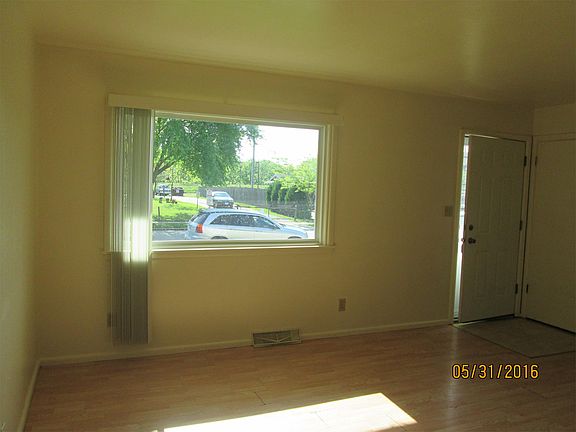 pic of living room room looking east