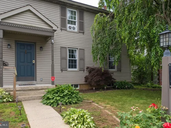 220 E Jackson St, New Holland, PA 17557