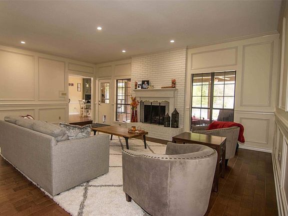 3rd image of 3832 Cambridge Cir E