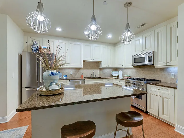 701 Royal Ct #306 — Photo 6
