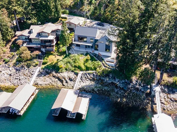 4976 Johnstone Rd, Madeira Park, BC V9Y 5L9