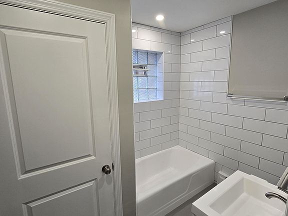 4th image of 1817 W Touhy Ave #2D