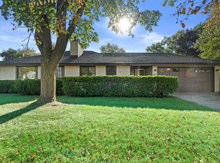 8901 N Rexleigh Dr, Bayside, WI 53217