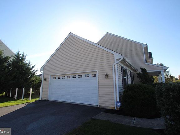 2nd image of 715 Arbor Rose Ave